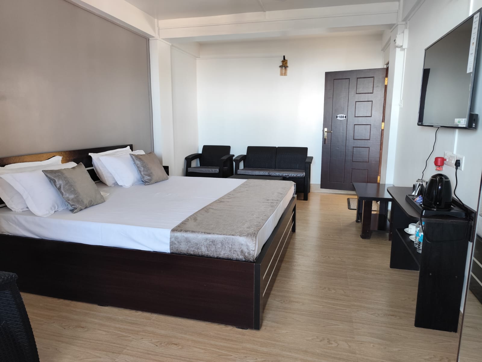 King Size Bed Room with Sofa Seating